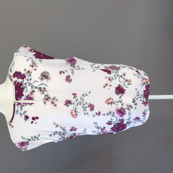 3 for $30. Floral top - Picture 4 of 11